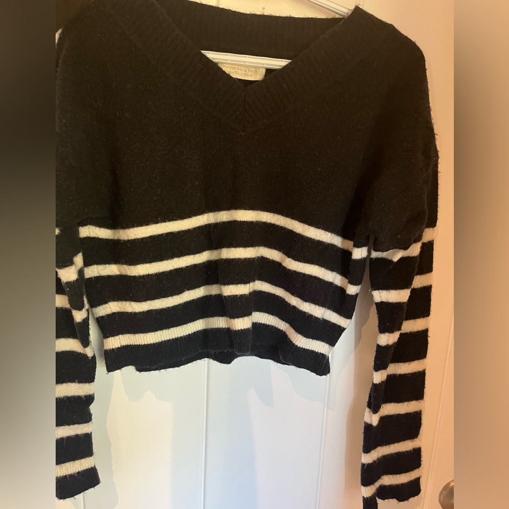 Abercrombie & Fitch Black and White Stripe V-Neck Sweater